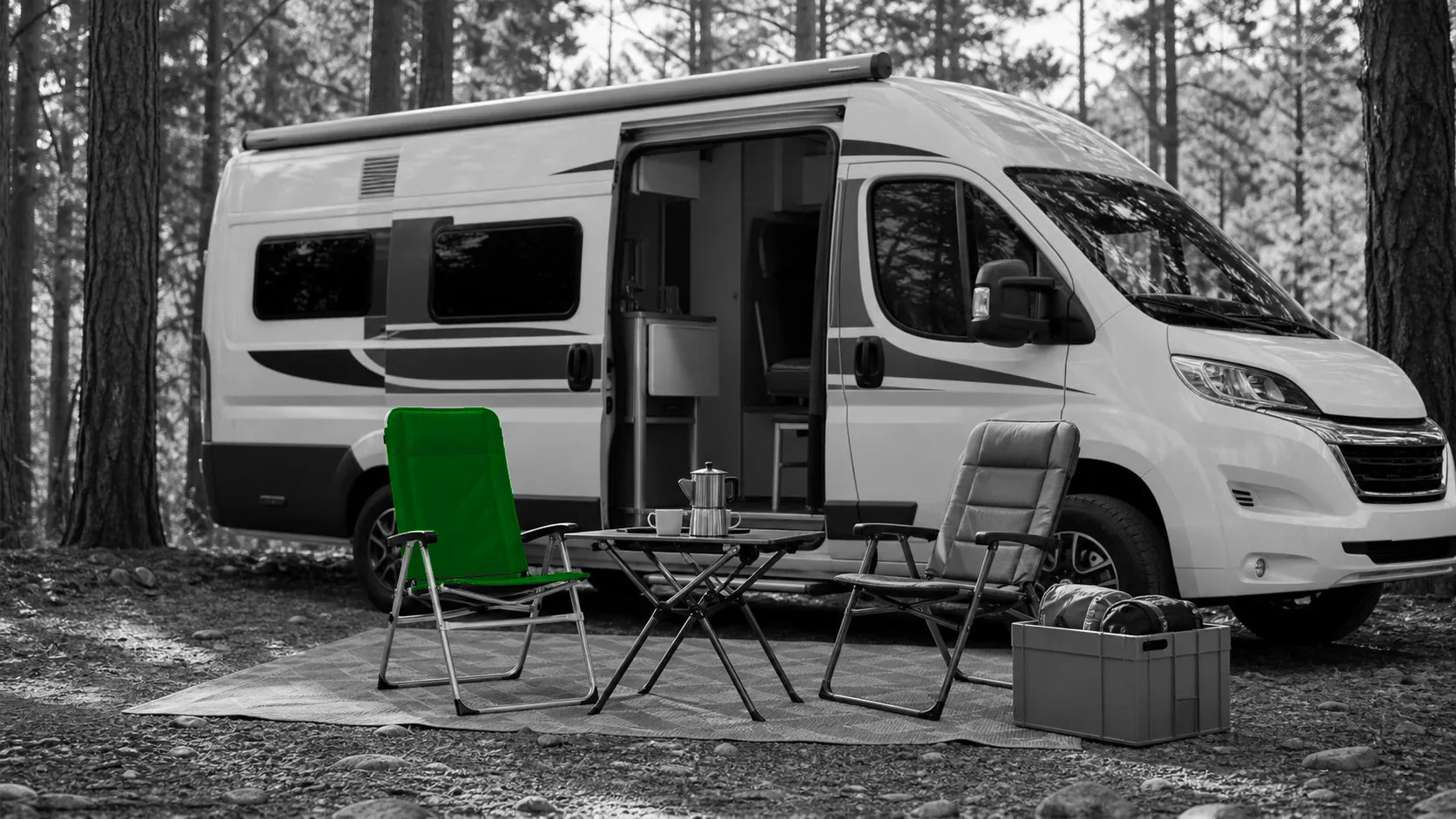 Strefa outdoor i biwak przy kamperze z krzesłami stołem i matą