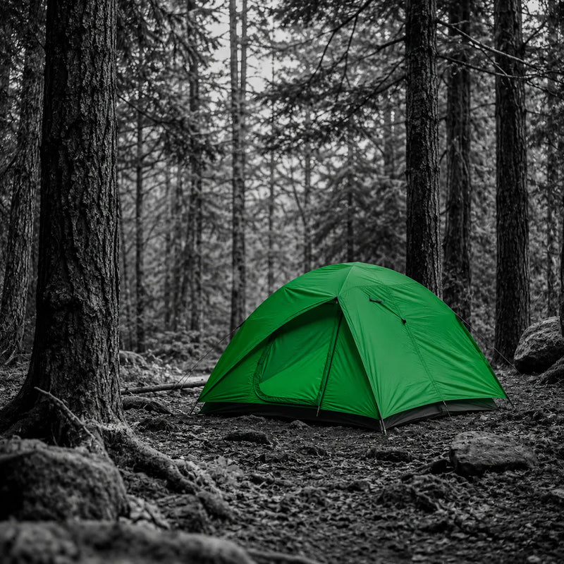 Zielony namiot typu outdoor/biwak w środku lasu